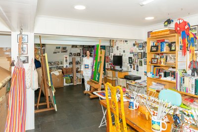Cristina Rodriguez in haar studio door Bartolome Esteban and studio Murillo