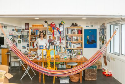 Cristina Rodriguez in haar studio door Bartolome Esteban and studio Murillo