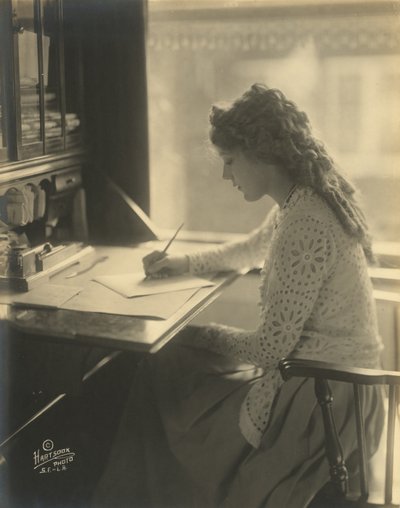 Mary Pickford schrijft aan een bureau door Bartolome Esteban and studio Murillo