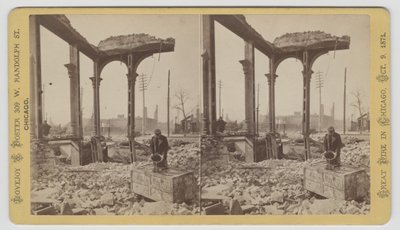 Stereofoto van een man die een kluis koelt tussen de ruïnes na de brand van Chicago in 1871, 1871 door George N. Barnard