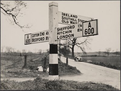 Een wegwijzer tussen Bedford en Shefford, ca 1940-60 (foto) door George R. Long