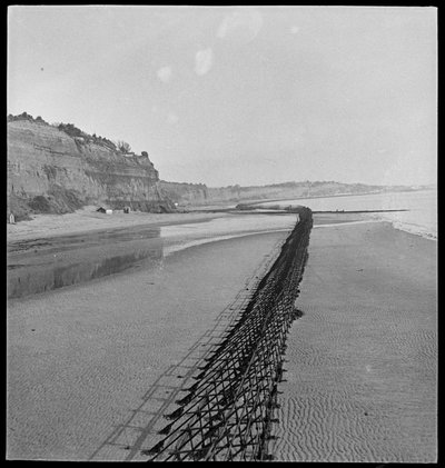 Uitzicht in noordoostelijke richting vanaf het Luccombe-uiteinde van Shanklin Beach, met de Admiralty-steigers (obstakel Z.1) die langs de kustlijn slingeren (foto) door George R. Long