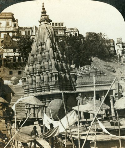 Tempels aan de oevers van de Ganges, Benares, India, ca. 1909 door George Rose