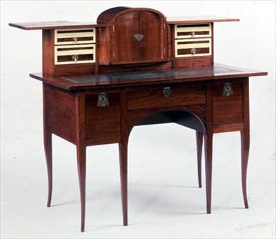Bureau met messing inleg en beslag door George Walton