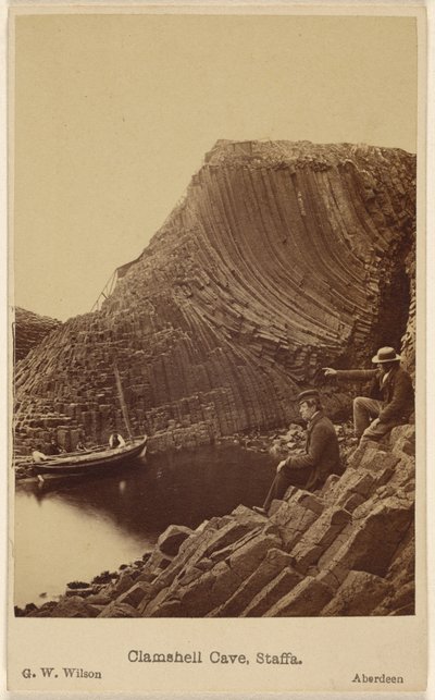 Clamshell Cave, Staffa door George Washington Wilson