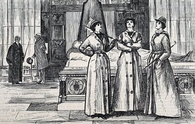 Drie vrouwen met lange jassen in een museum door George du Maurier