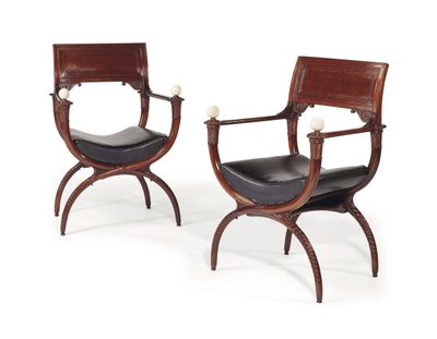Paar curule armstoelen uit het einde van de Louis XVI-periode, voor 1792 door Georges (attr. to) Jacob