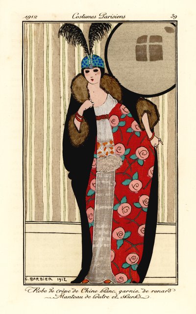 Vrouw in witte crêpe de chine jurk, cape van otter- en stinkdierbont gevoerd met bloemenpatroon, schedelkap met pluimen. Robe de crêpe de chine blanc garnie de renard, manteau de loutre et skunks. Handgekleurde pochoir (stencil) ets naar een illustratie va door Georges Barbier