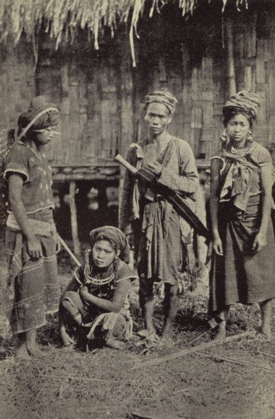 Birma: Een Kachin-man met de karakteristieke dah, en drie vrouwen door Georges Bertin Scott