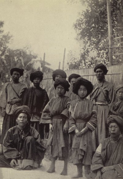 Birma: Een Groep Lihsaw Mannen en Vrouwen door Georges Bertin Scott