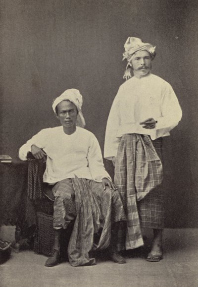 Birma: De auteur in Birmaanse kleding (1878) met een voetbalvriend door Georges Bertin Scott