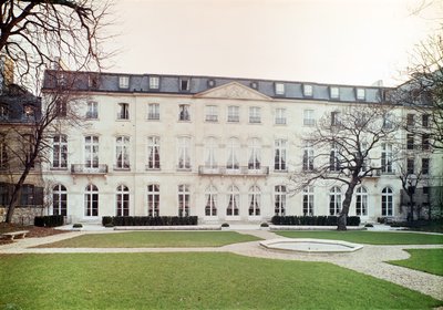 Uitzicht op de tuinfaçade van het Hotel de Beauharnais, gebouwd in 1713 door Germain Boffrand