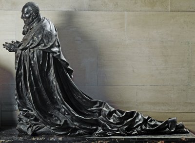 Kardinaal Rene de Birague in gebed (Bronzen beeldhouwwerk) door Germain Pilon
