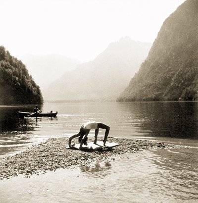 Eva Braun in haar badpak aan het trainen bij Koenigssee door German Photographer