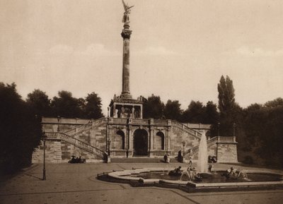 Munchen / München: Vredesmonument met terras (z/w foto) door German Photographer