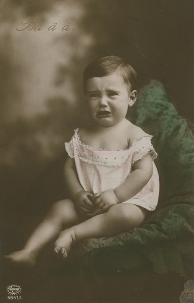 Ansichtkaart van een huilende jongen, verzonden in 1913 (handgekleurde foto) door German Photographer