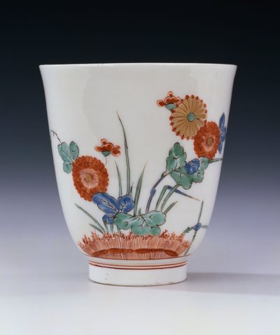 Een Bottger Kakiemon uitlopende beker beschilderd met chrysant en gras, ca. 1725 door German School