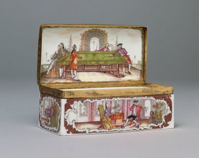Een Frankenthal rechthoekige snuifdoos en gebombeerd deksel, de binnenkant van het deksel met een scène van heren die biljarten, c.1770 door German School