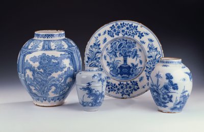 Een selectie van Frankfurt blauw en wit keramiek in Chinese stijl, ca. 1680-90 door German School