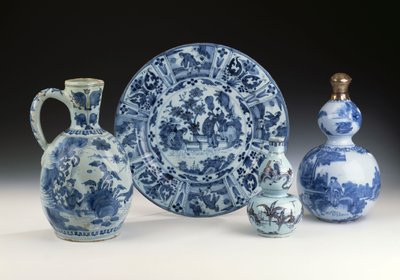Een selectie van Frankfurt blauw en wit keramiek in Chinese stijl, ca. 1700 door German School