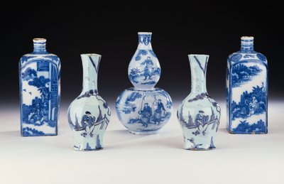 Een selectie van Frankfurt blauw-wit keramiek in Chinese stijl, inclusief twee Frankfurt blauw-witte spirit-flessen, een paar Frankfurt achthoekige Yan Yan vazen, en een Frankfurt blauw-witte dubbele kalebas vaas, ca. 1700-10 door German School