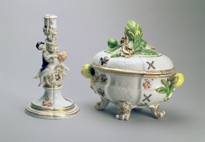 Kandelaar en gedekte schaal uit de St. Andrew Service, Meissen, 1744-5 door German School
