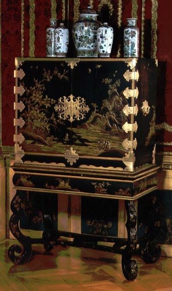 Versierde kast op standaard, toegeschreven aan Gerard Dagly, Berlijnse lakmeester bekend als een Oriëntaalse kopiist, c.1700 door German School