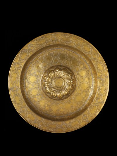 Schaal van gegraveerd messing met zilver inlegwerk, het centrale medaillon omgeven door repoussé spiraal gadroons, 1500-1525 door German School
