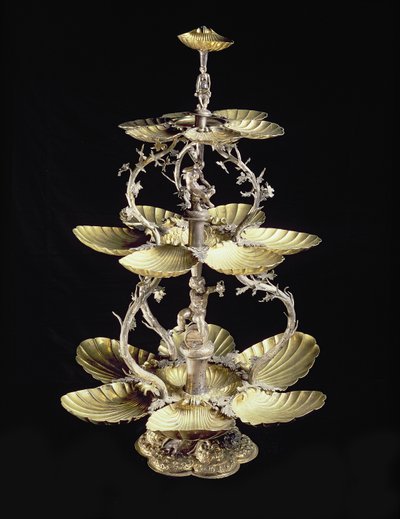 Geëmbosseerd tafelstuk met schelpvormige schalen door D.T. Moye, Hamburg, 1633-44 door German School