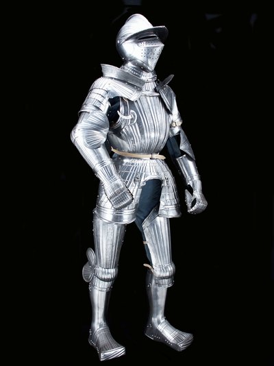 "Maximiliaan" veldharnas van de "Fico" groep, met bijbehorende helm, versierd c.1805 door German School