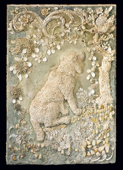 Een van een paar Louis XV zittende honden gemodelleerd in reliëf, binnen een grotachtige omgeving door German School