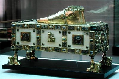Draagbaar altaar van St. Andreas, ook bekend als het Egbert-schrijn, gemaakt door de werkplaats van goudsmeden gesponsord door aartsbisschop Egbert van Trier, c.980-990 door German School