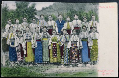 Ansichtkaart met Roemeense traditionele kleding in de regio Arges door German School