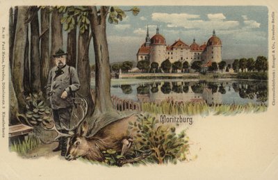 Ansichtkaart met een man met een geschoten hert met het kasteel van Moritzburg op de achtergrond door German School