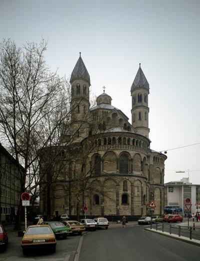 Romaans kunst: uitzicht op de kerk van de Apostelen door German School