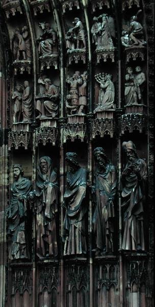 Beeldhouwwerk detail van de rechterkant van het centrale portaal, westgevel, begonnen in 1277 (steen) door German School