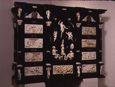 Zuid-Duits kunstkabinet, versierd met gesneden figuren en plaquettes, 1690 door German School