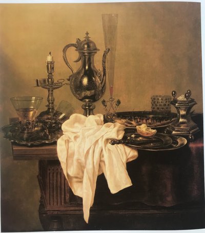 Stilleven met waterkan, schalen, kandelaar, zoutvat en glaswerk op een tafel door Gerret Willemsz Heda