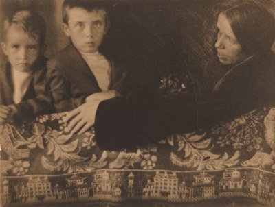 Familiegroep Mrs. White, Maynard & Lewis door Gertrude Käsebier
