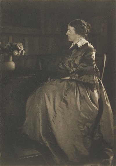 [Zelfportret met tafel en bloemen]. door Gertrude Käsebier