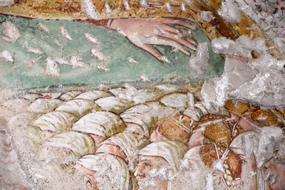 Armen van Madonna della Misericordia bedekken groep gesluierde vrouwen, fragment van fresco door Giacomo de Buschis genaamd il Borlone, kerk van Santa Maria Nascente, Gromo San Marino, Lombardije, Italië door Giacomo Borlone de Buschis