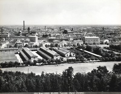 Panoramisch uitzicht op Bologna met enkele fabrieken. door Giacomo Brogi