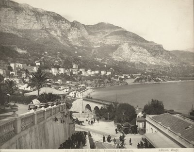 Panoramisch uitzicht op Montecarlo in Monaco. De scène toont verschillende voorbijgangers; links zien we een close-up van een marmeren balustrade door Giacomo Brogi