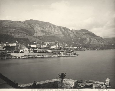 Uitzicht op Montecarlo, resort met uitzicht op de Ligurische Zee. De Maritieme Alpen rijzen op de achtergrond. De foto is genomen vanuit Monaco door Giacomo Brogi
