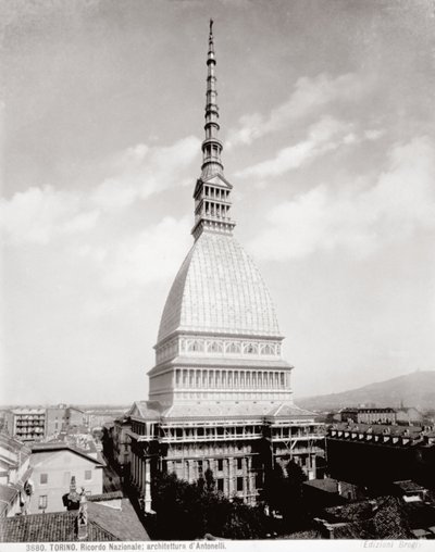 Uitzicht op de Antonelliaanse Mole in Turijn, ca. 1890 door Giacomo Brogi