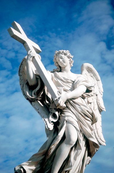 Engel die een kruis draagt, van de Ponte St Angelo, Rome, Italië door Gian Lorenzo Bernini