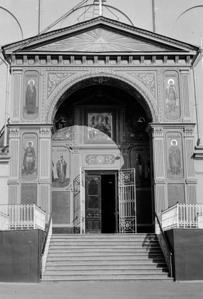 Ingang van een Russisch-orthodoxe kerk met iconen die de buitenmuren versieren door Gilbert H. Grosvenor