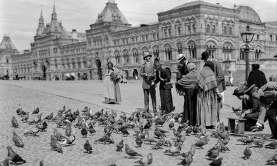 Duiven voeren op het Rode Plein, bovenste handelsrijen op de achtergrond door Gilbert H. Grosvenor