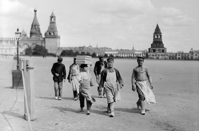 Russische Moskouse arbeiders marcheren naar hun werk met de vestingwerken van het Kremlin op de achtergrond door Gilbert H. Grosvenor