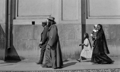 Russisch-orthodoxe priester wandelt over de stoep gevolgd door zijn vrouw en twee kinderen in Moskou door Gilbert H. Grosvenor